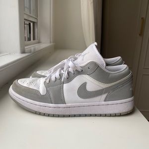 Women’s Air Jordan 1 white and grey size 8